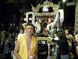これは同じ姫路地区でも違う神社「浜の宮神社」にて。小さい時から、御神輿・屋台を担いでいるモトラッド神戸の樋口氏、お祭りに参加の折の写真です。樋口さんはハンサムですね～。