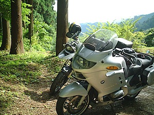 滝畑からの地方道61号線周辺は未舗装路が続きます。道案内をしてくれはった先輩ビーエム乗りさんは、RTでもガンガン！　BMWというバイクの凄さか腕か!?