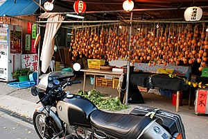 兵庫県は篠山市の土産物屋の店先にて。もぎたての柿は時を経て干し柿に。秋の丹波は味覚の宝庫。黒枝豆も人気です。
