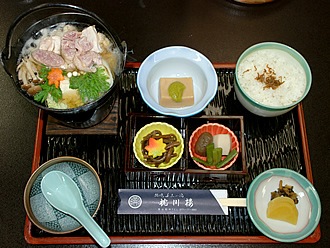 美山にある料理旅館、四季折々の食材を使った料理が楽しめます。『枕川楼』自慢の地鳥鍋定食は、胡麻豆腐や小鉢も付いてボリュームあります。晩秋以降の時期には、冷えた体に染み入ります。他に牡丹鍋なども選べます。