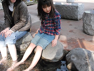 城崎温泉には幾つかの足湯があり、無料で気軽に楽しめるのが嬉しい。利用時間は日没頃までとの事ですが、夜になると地元の若い女性たちが足湯を楽しんでいるとのウワサも。その噂ホンマなんでしょうか！？ う～ん、気になります…。