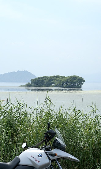 湖岸道路から琵琶湖を眺めて