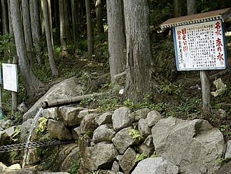 県道の上を川が流れています…何で…。