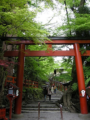 貴船神社の鳥居。この神社は縁結びの神様としても有名。