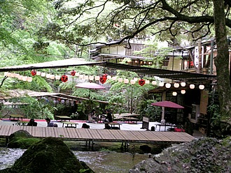 貴船の川床風景。予算に余裕を持って、要予約。