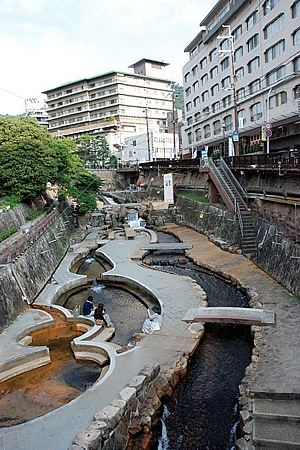 有馬温泉太閤橋から温泉街を望む。関西屈指の温泉街。どうせなら、宿泊して楽しみたいですよね。