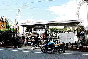 京都観光ツーリング時の強い味方、寺町臨時自転車駐車場。有難いことに大型二輪車も預かってくれる貴重な存在。駐車料金350円で、安心して京都散策ができます。