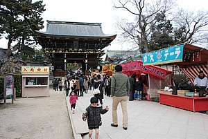 学業の神様、北野天満宮。初詣はもちろんですが、梅の季節はとても賑わいます。梅のシーズンは２月初旬から３月半ば頃まで。観梅を楽しむ。これもまた楽しいものです。