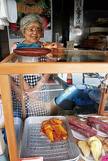 京都伏見のお稲荷さんからほど近い大和街道にある、お芋の専門店『こにしいも』。お母さんから聞いたところでは、今は少なくなったけど、昔は京都の街中にこちらのような焼いも屋さんがいくつもあったそうです。