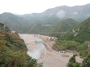 人気スポットである谷瀬の吊り橋。全長 297メートル ／高さ 57メートル の日本一長い吊り橋。