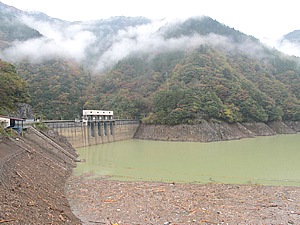 大塔村にある猿谷ダムには大量の流木が。