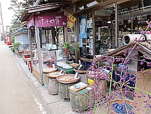 當麻寺仁王門下にある『民芸品の店 和』。けはや餅を始め、民芸品店の店先には、柚子昆布茶をはじめ数々の食べ物が並んでいました。