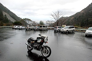 鈴鹿スカイライン。三重県側の駐車場にて。当日は寒気の影響でみぞれが降るあいにくの天気。シャッターを押す手が震えています。ブルブル。