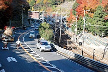 国道１号線の府県境付近。京阪京津線 （けいしんせん） と国道が並走します。撮影は12月初旬。逢坂峠 （おおさか） の紅葉が旅ごころを盛り上げます。