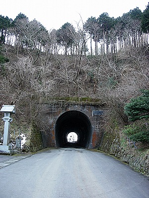 ししどの窟トンネル。椿ラインから脇道に入ったトンネル。出口にししどの窟の入口がある。