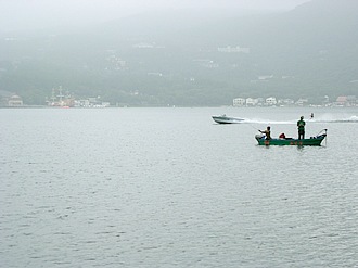 芦ノ湖は噴火によってせき止められて出来た湖。遊覧船やバス釣りで有名。