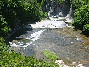 吹割の滝は、滝壺から見上げるのではなく、川底に水がなだれ落ちる感じがおもしろい滝です。今頃は雪解け水で水量も豊富でなかなかの迫力があります。