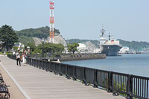 海上自衛隊の護衛艦が眺められるヴェルニー公園。反対側には潜水艦の姿も見られました。