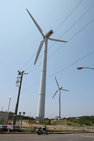 城ヶ島の手前で遭遇する宮川公園・風力発電の風車。間近で見ると大迫力！