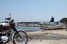 城ヶ島の漁村から見た城ヶ島大橋。ここでは海鮮物の直売なんかもやっていました。サドルバッグが欲しい……。