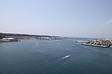 城ヶ島大橋の上から島全体を見下ろした景色です。青空と大海原と、爽快な景色を見ているだけで癒されますね。