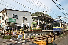 江ノ島電鉄・稲村ヶ崎駅にて、レトロな雰囲気の江ノ電が並びました。鎌倉に来た、って気分になれますね（笑）。