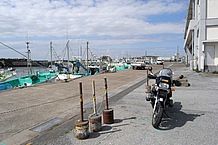 銚子港が整備される前は、銚子の漁港の中心的存在として栄えていた外川港。キンメダイやムツが釣れ、釣場として人気が高い。
