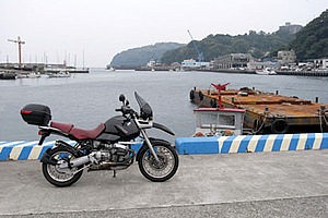 岩漁港の風景。半島の緑は歴史ある魚付き保安林。