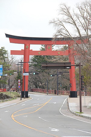 男体山がご神体。日光はまさに全体が神域なのでございます。唐突に鳥居が立っていても納得。