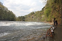 吊り橋があったり、滝を見る滝見台があったりと、迫力満点の景色を楽しむことができます。前を通られたなら必見。お勧めのスポットです。