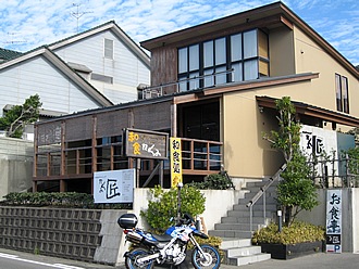 刺身御膳（1,600円）、海鮮丼（1,300円）。ちょっと高そうな店構えですが、全体的にリーズナブルな価格設定。