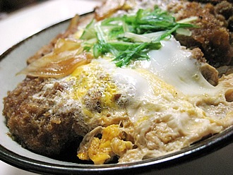 かつ丼950円はボリューム満点で、しかもうまい。地元民が行く穴場なのです。