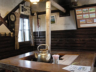 山小屋らしいつくり。なかは落ち着いておしゃれで素朴な室内になっています。お土産コーナーもここにあり、ほかでは無いものがあります。