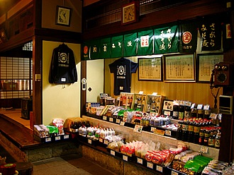試食の佃煮とお茶だけでも満足です♪日本人に欠かせない調味料、こんなとこで買いたいですよね。醸造所でしか販売していないものもありますよ。ぜひ、作り立てを！