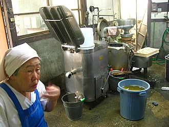 店主の郁子おばあちゃんと仕事場。早朝より、おばあちゃんひとりでせっせと豆腐、こんにゃくたちを作っていました。愛情たっぷりだね～。