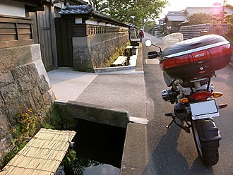 小京都飫肥。武家屋敷の横を流れる井出には色鮮やかな錦鯉が。地元の方の散歩コースにもなっており、ゆっくりとした時間が流れるところでした。