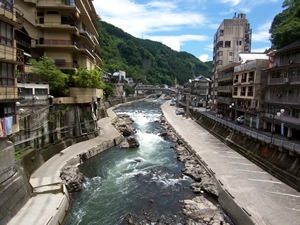 杖立温泉は少し寂れた老舗の雰囲気がいい感じです。増水時には川沿いの駐車場は水没しますのでご注意を。