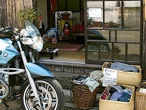 一歩路地へ入るとすてきなお店が