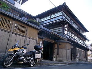 明治創業43年の木造3階建て旅館 金波楼。ここは立ち寄ってみて下さい。国登録有形文化財です。この３階建ての佇まい圧巻です。