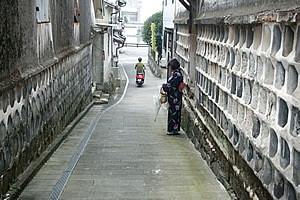 江戸時代から現存する当時のなまこ壁に沿う潮見坂。この坂から海を監視し出漁を決めたそうです。