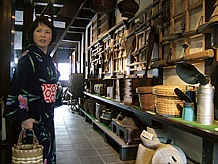 不知火町は江戸から明治にかけて栄えた港町で、廻船問屋が競って白壁の土蔵を建て、現在でもほとんどが現存しています。一見の価値ありです。