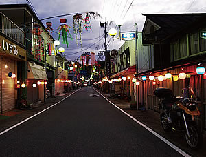 ２ヶ月にわたって催される矢部の夏祭り「仲町七夕祭り」。カラフルな提灯がきれいかばい！