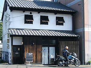 人吉城の濠を眺めながらカフェはいかが。「さんぽカフェ」は地元の隠れカフェだから一見わかりずらいです。