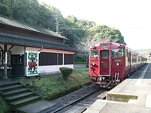 ちょうど大畑駅に入ってきた観光用普通列車の『いさぶろう・しんぺい号』。すごく豪華で客室は和風個室居酒屋みたいになってて、じっ様たちはほろ酔い気分でした。