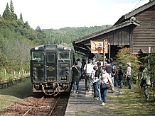 嘉例川駅舎内は趣があって、そのまま映画ロケに使えそう。普通列車『はやとの風』がやってきた。その名の通り、真っ黒な車体が頑固親爺みたいでかっこいい。