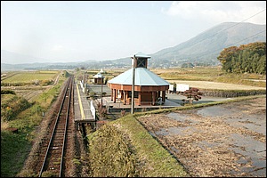日本一長い駅名の「南阿蘇水の生まれる里白水高原」駅周辺は、牧歌的な雰囲気があります。