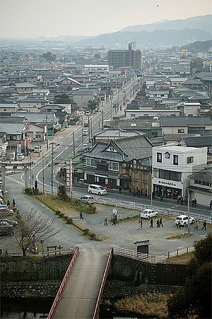 小城の町の全景。静かな佇まいの町は、見ているだけで心がなごみます。この撮影の後、微かに射した日射しがはけで刷いたように、町の家々を朱に染めていました。