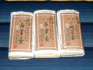 小城羊羹、白羊羹、茶羊羹の３種類があり、それぞれ１本550円。