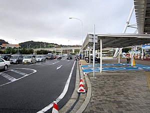 神戸淡路鳴門自動車道の淡路SAで急に暗くなって、対岸の明石方面が霞んできました。寒いせいか人もまばらです。