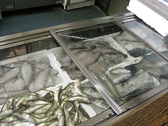 キッチンさかなやさんは11～21時まで営業。地元平沢漁港に上がった鮮魚各種、塩焼き・フライ・刺身などお好みで定食に。